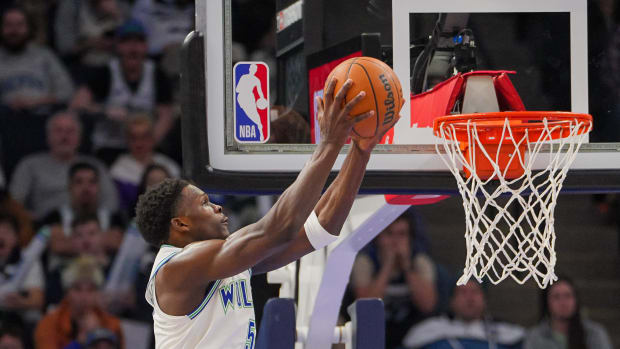 Anthony Edwards dunks